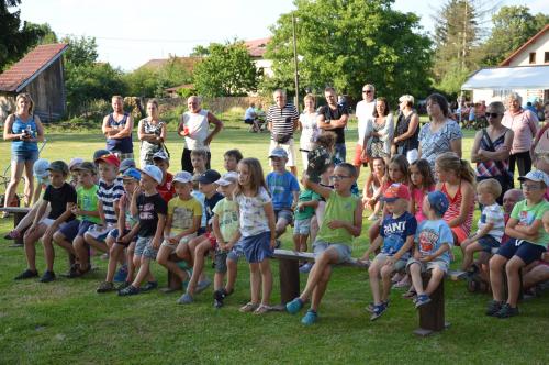 Sousedské posezení na hřišti v Modřišicích